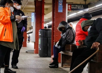 Nueva York habilita transporte público como refugio para indigentes