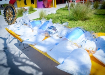 Entregan equipo a médicos para atención de pacientes con Covid-19