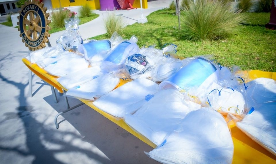 Entregan equipo a médicos para atención de pacientes con Covid-19
