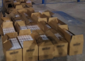 Detienen a estadounidense con más de 13 mil cajetillas de cigarros