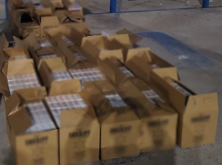 Detienen a estadounidense con más de 13 mil cajetillas de cigarros