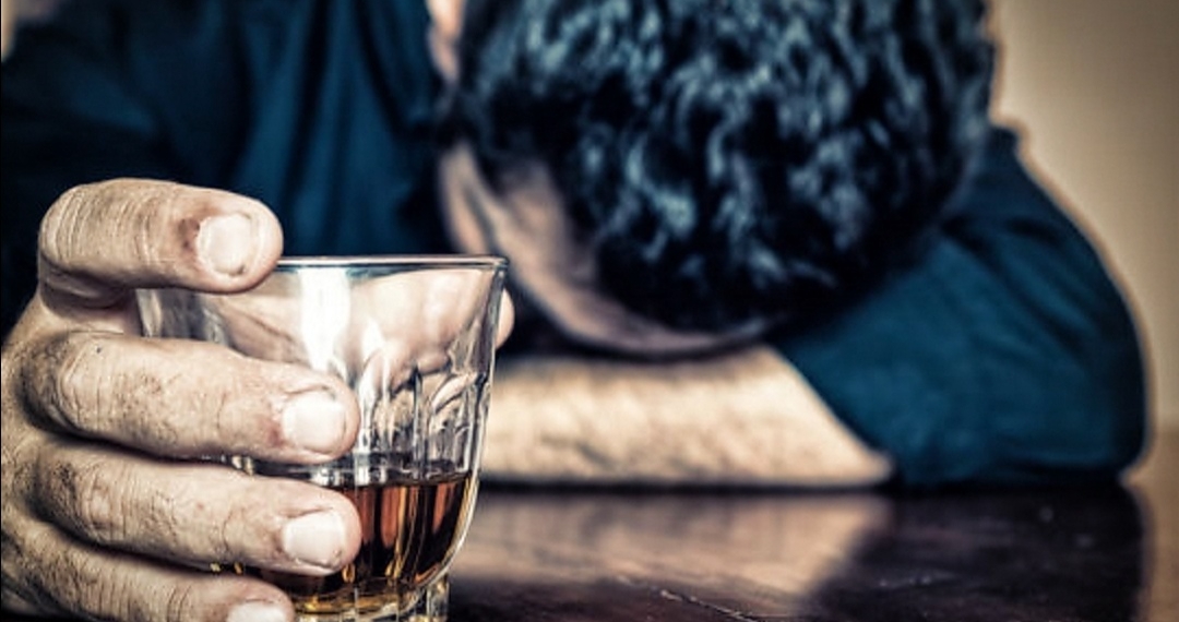 Se intoxica y fallece por  el consumo de metanol