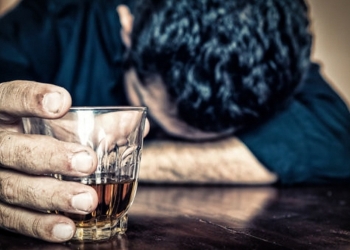 Se intoxica y fallece por  el consumo de metanol