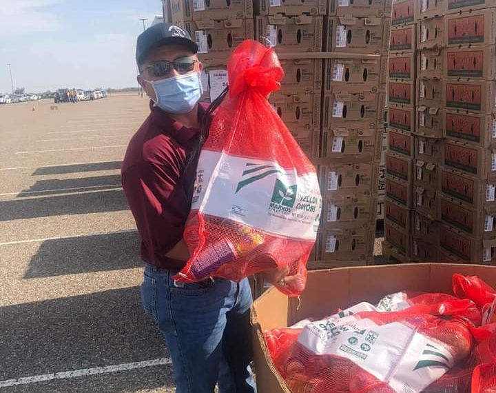 Banco de Alimentos del Sur de Texas dona verduras y frutas a pobladores de Eagle Pass
