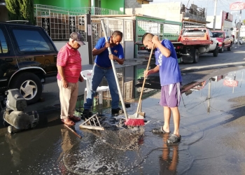 ¡Se inundan en aguas negras!