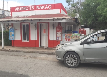 Cuchillo en mano atracan tienda de abarrotes