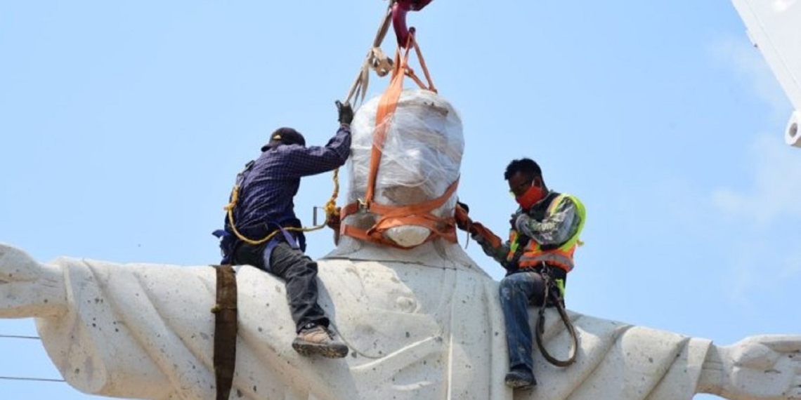 Colocan figura gigante de Cristo para ‘ahuyentar’ al Covid-19