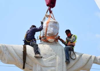 Colocan figura gigante de Cristo para ‘ahuyentar’ al Covid-19