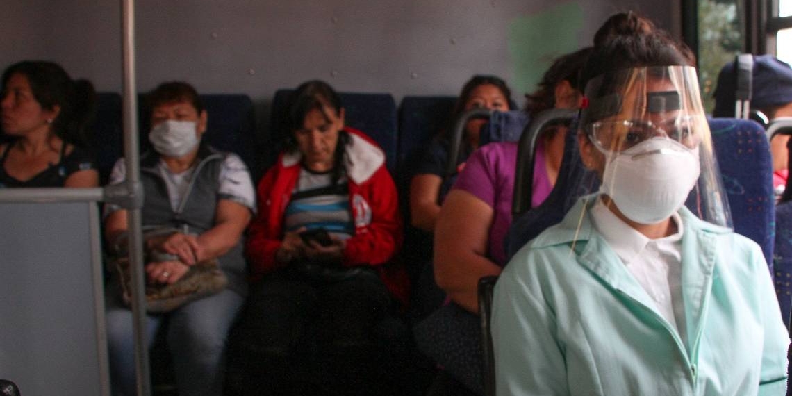 Procesan a dos choferes por negar transporte público a enfermeras