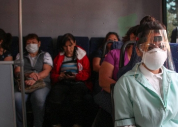 Procesan a dos choferes por negar transporte público a enfermeras