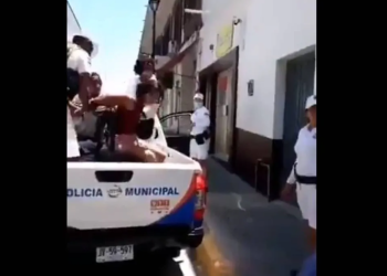 Los detienen a la fuerza por romper cerco e irse a la playa de Puerto Vallarta