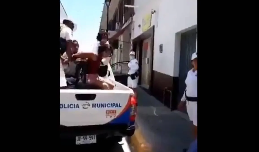 Los detienen a la fuerza por romper cerco e irse a la playa de Puerto Vallarta