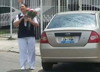 Reciben vecinos a enfermera con flores y el ‘Cielito Lindo’