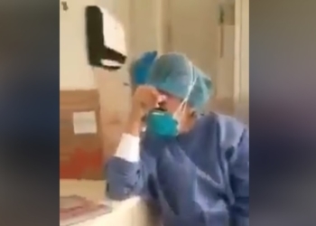 Enfermera rompe en llanto al enterarse que se infectó de covid-19