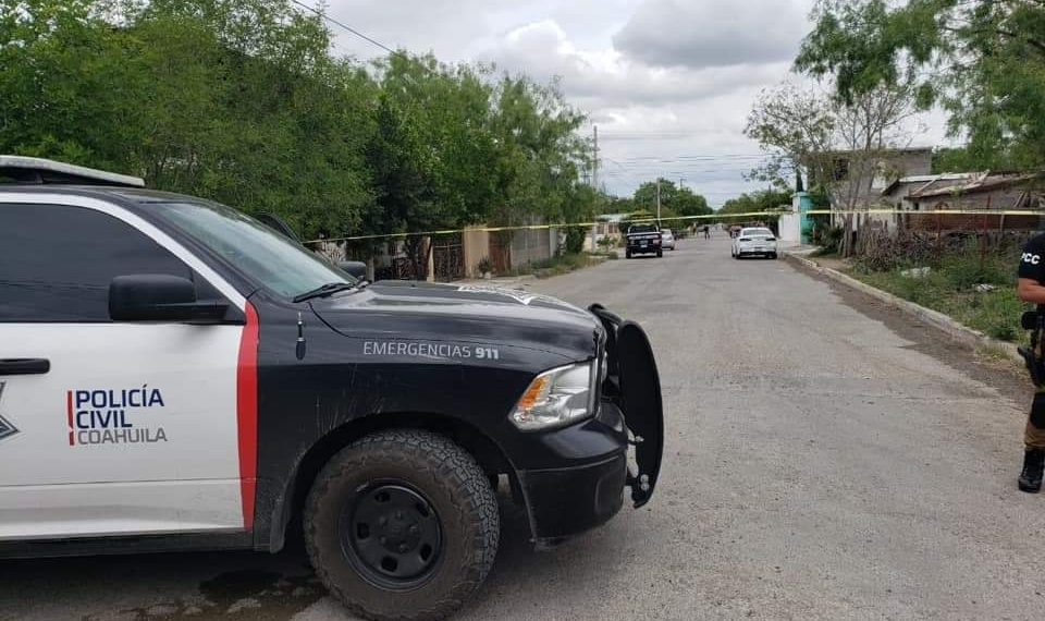 Arrestan a dos y aseguran equipo táctico en operativos