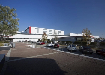 Elon Musk reabre planta de Tesla pese a restricciones; afirma estar listo para ir a la cárcel