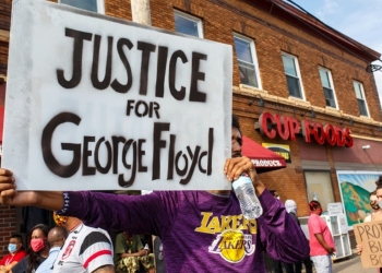 Salen a la luz nuevas imágenes del asesinato de George Floyd