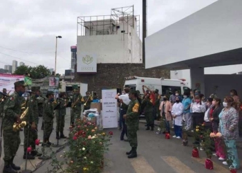 Militares llevan serenata a mamitas en hospitales de NL