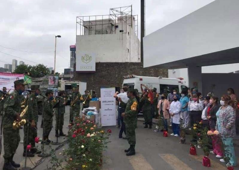 Militares llevan serenata a mamitas en hospitales de NL