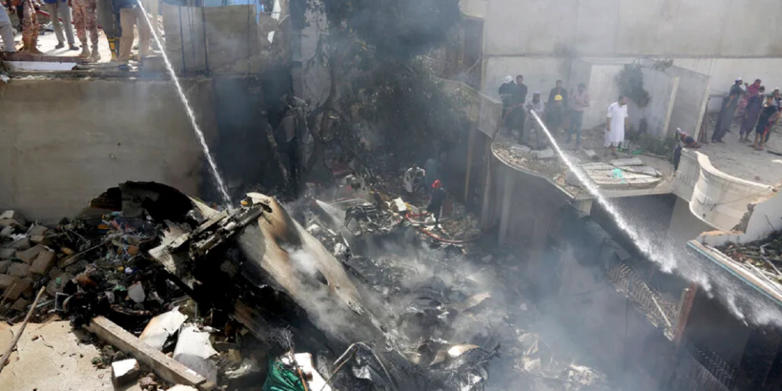 Se desploma avión en Pakistán sobre un vecindario; hay más de 100 muertos