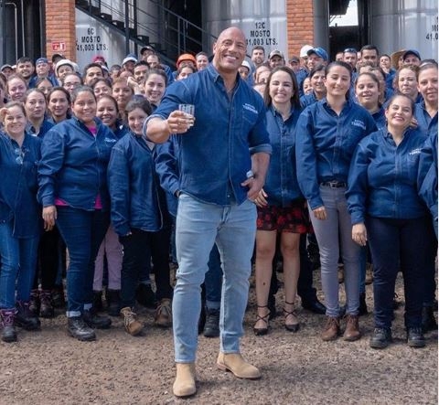 Dwayne Johnson “La Roca” lanza marca de tequila
