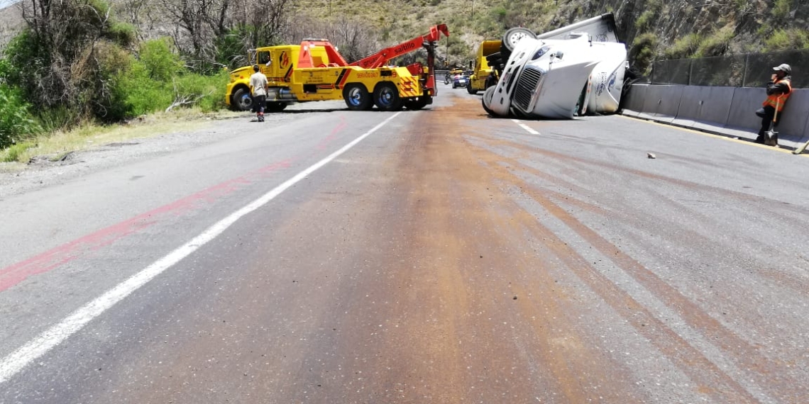 Vuelca tráiler y afecta a camioneta y moto