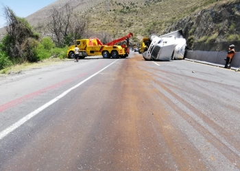 Vuelca tráiler y afecta a camioneta y moto