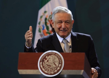 AMLO viajará en avión comercial a EU para reunirse con Trump