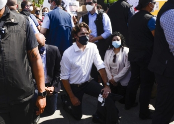 Justin Trudeau se arrodilla en apoyo a las protestas contra el racismo