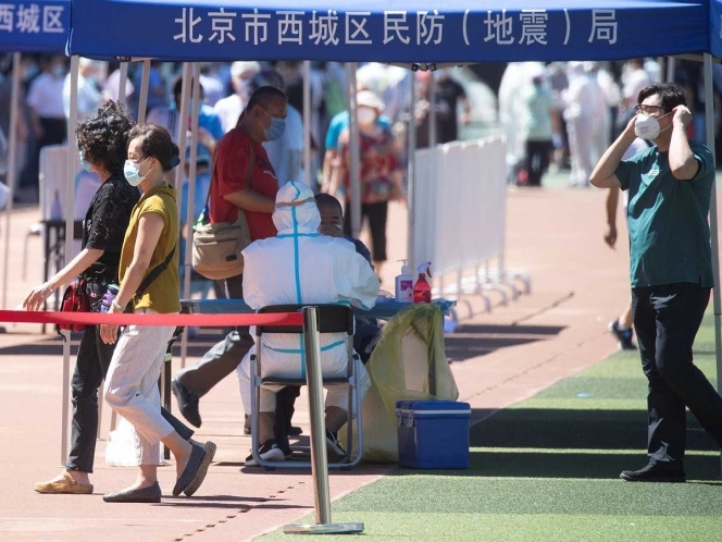 China reporta 57 nuevos casos de covid y teme rebrote