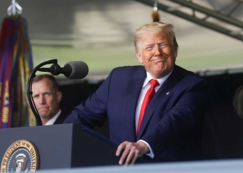 Trump cumple 74 años, pero cuestionan su salud