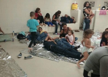 Jueza en EE.UU. ordena la liberación de menores migrantes ante COVID-19