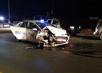 Huye de problema familiar y ocasiona accidentes automovilísticos
