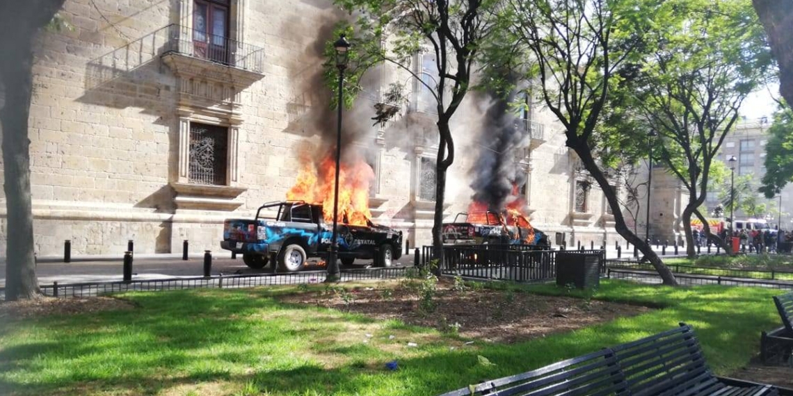Queman patrullas en Guadalajara en protesta por la muerte de Giovanni
