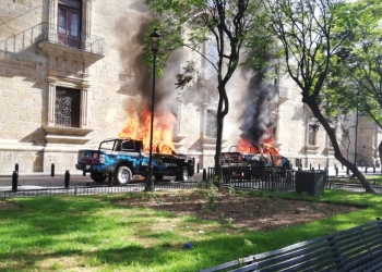 Queman patrullas en Guadalajara en protesta por la muerte de Giovanni