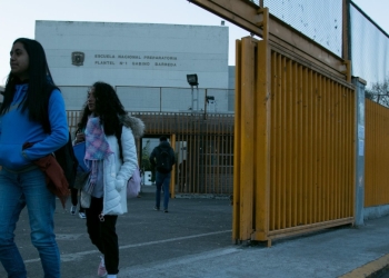 Estudiantes de preparatoria tienen cuenta bancaria para cobrar su beca: AMLO