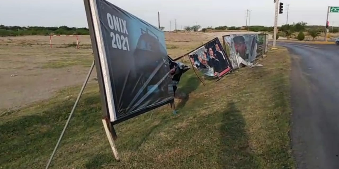 Choca camión contra valla publicitaria