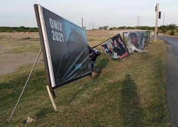 Choca camión contra valla publicitaria