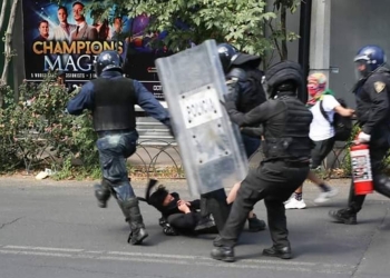 Tres elementos policíacos de la CDMX patean a joven de 16 años en protesta