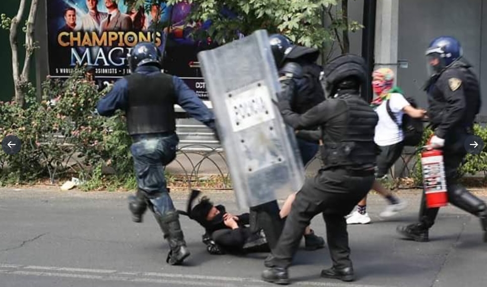 Tres elementos policíacos de la CDMX patean a joven de 16 años en protesta