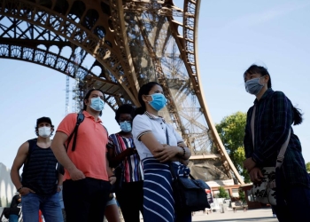 Recibe Torre Eiffel a turistas tras 104 días de cierre por pandemia