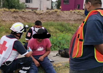 Se atraviesa e impacta a motociclista