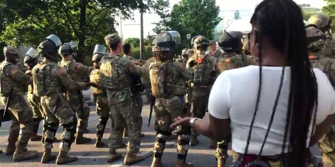 Guardia Nacional en Atlanta baila ‘La Macarena’ para bajar tensión