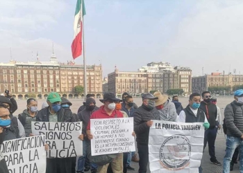Policías y comerciantes protestan en el Zócalo de la CDMX
