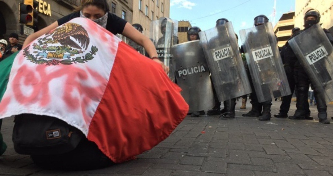 Alfaro acusa que policías no acataron sus órdenes durante protestas frente a Fiscalía de Jalisco