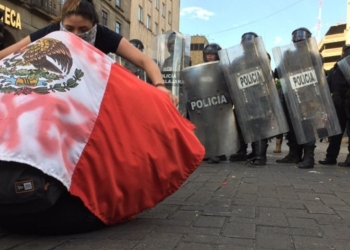 Alfaro acusa que policías no acataron sus órdenes durante protestas frente a Fiscalía de Jalisco