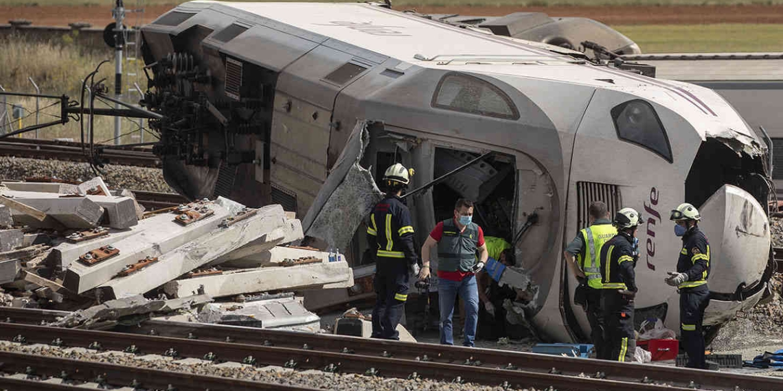 Mueren dos personas al descarrilarse tren en La Hiniesta, España