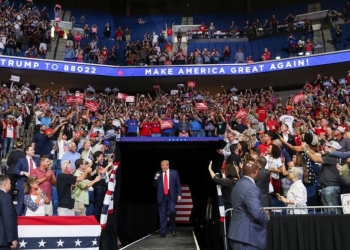 Donald Trump inicia campaña para reelección en medio de la contingencia