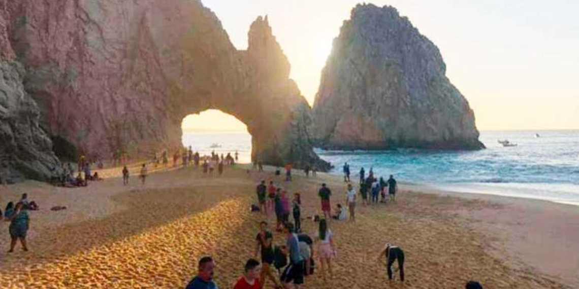 Sin importar el Covid se amontonan en Arco de Cabo San Lucas
