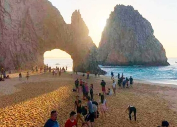Sin importar el Covid se amontonan en Arco de Cabo San Lucas